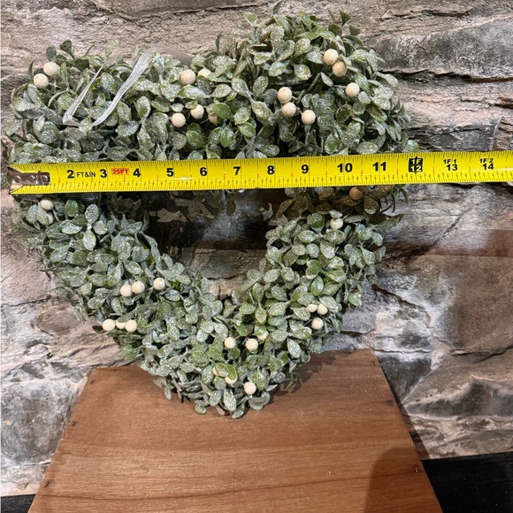 Green Heart Wreath with White Accents - Picture 7 of 7